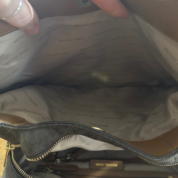 Michael Kors Lillie Large Signature Logo Bag - Picture 4 of 7